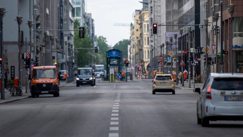 Autos fahren auf der Friedrichstraße. Seit dem 1. Juli ist das rund 500 Meter lange Teilstück der Friedrichstraße wieder für den Autoverkehr freigegeben.