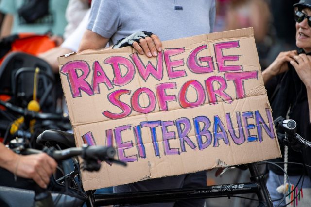 Teilnehmer fordern den Radwegeausbau in Berlin nicht zu verzögern.
