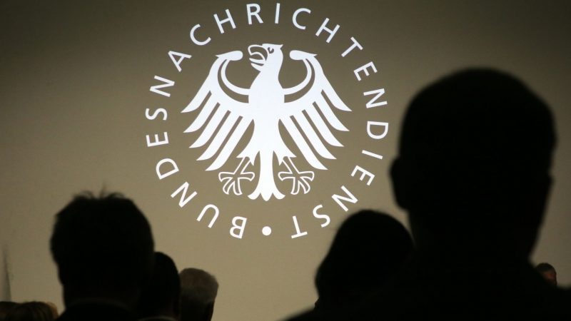 Geladene Gäste verfolgen die Eröffnung des Besucherzentrums vom Bundesnachrichtendienst (BND).