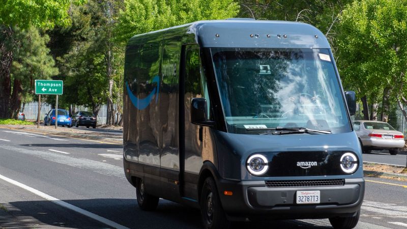 Ein speziell für Amazon entwickelter Elektro-Lieferwagen des Herstellers Rivian ist im Silicon Valley unterwegs.