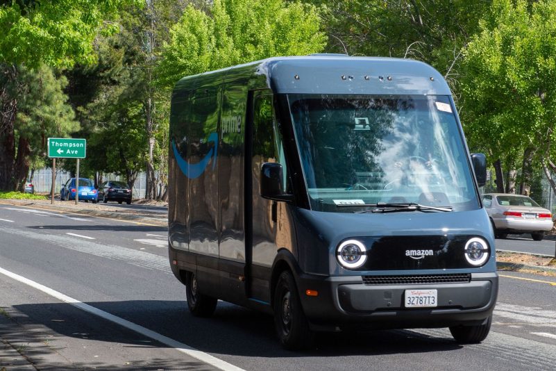 Ein speziell für Amazon entwickelter Elektro-Lieferwagen des Herstellers Rivian ist im Silicon Valley unterwegs.