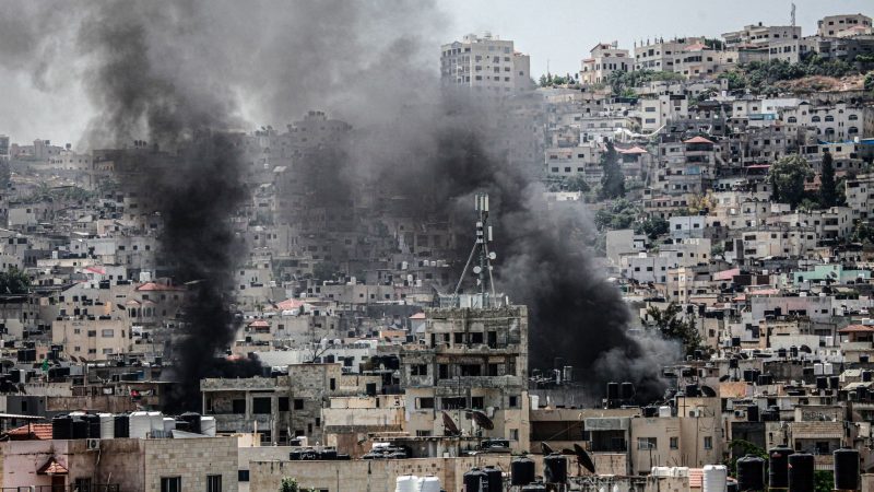 Israel: Rauch steigt über dem Flüchtlingslager in Dschenin auf.