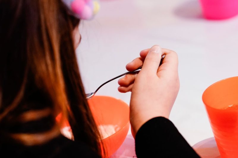 Ein Kind isst bei der Mannheimer Kindervesperkirche (Symbolbild). Laut Familienministerin Paus soll mit der Einführung der Kindergrundsicherung Kinderarmut in Deutschland effektiv bekämpft werden.
