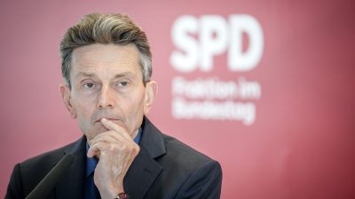 Rolf Mützenich, Vorsitzender der SPD-Bundestagsfraktion, gibt zu Beginn der Sitzung seiner Bundestagsfraktion ein Pressestatement.