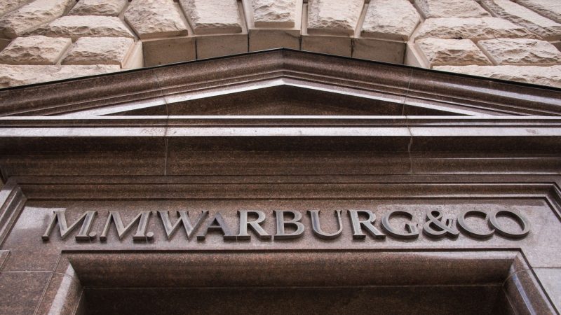 Blick auf den Eingang der Warburg-Bank.