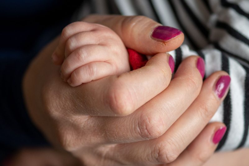 Familienministerin Lisa Paus will die Einkommensgrenzen beim Elterngeld senken, um den von Finanzminister Christian Lindner auferlegten Sparbeitrag zu senken.