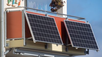 Solarmodule für ein sogenanntes Balkonkraftwerk: Sie gewinnen seit vergangenem Jahr - auch wegen der stark gestiegenen Strompreise - an Popularität.