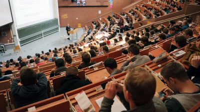 Erstsemesterstudenten sitzen in einen Hörsaal der Universität Kassel und nehmen an der Einführungsveranstaltung in Maschinenbau teil.