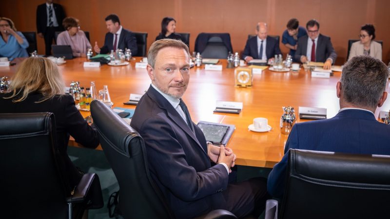 Bundesfinanzminister Christian Lindner vor Beginn der Sitzung des Bundeskabinetts im Kanzleramt.