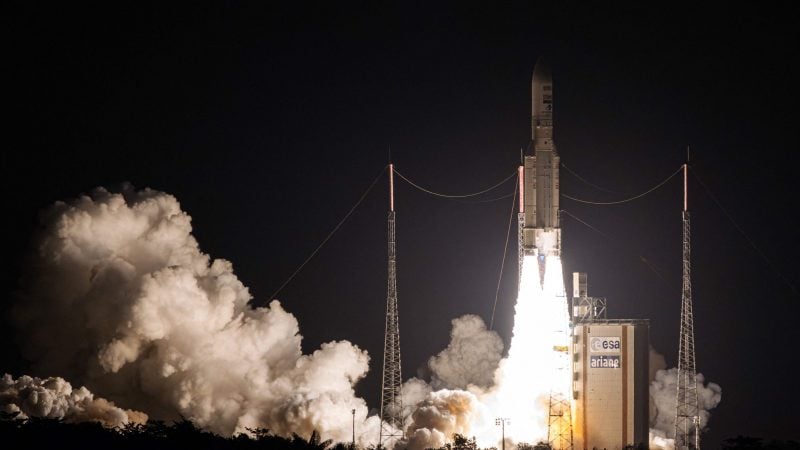 Eine europäische Ariane-5-Trägerrakete hebt vom Weltraumbahnhof in Kourou in Französisch-Guyana ab.