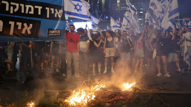 Demonstranten blockieren die Ayalon-Autobahn in Tel-Aviv, um gegen die Pläne der Regierung von Premierminister Benjamin Netanjahu zu protestieren, das Justizsystem zu reformieren.