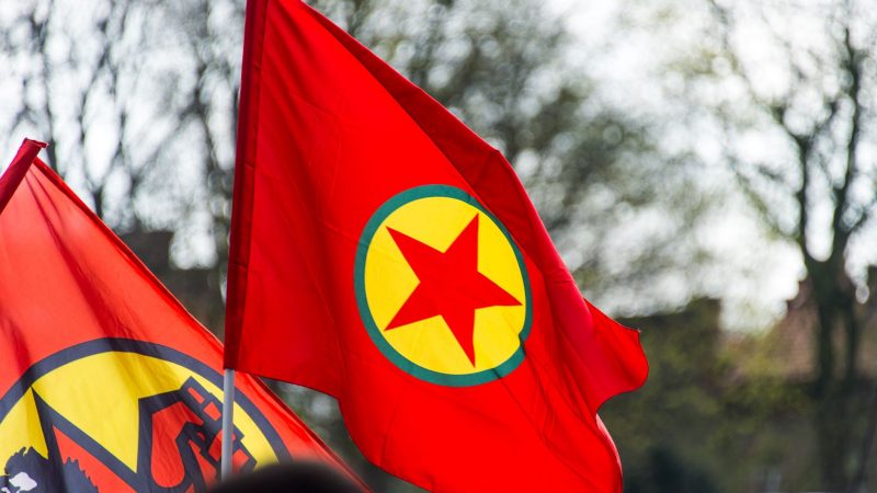 Pkk-Flagge auf einer Demonstration (Symbolbild). Der Verurteilte soll versucht haben, Geld für die PKK zu beschaffen.