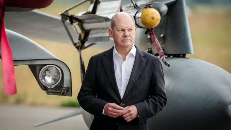 Bundeskanzler Olaf Scholz steht bei seinem Besuch des internationalen Luftwaffen-Manövers «Air Defender 2023» auf dem Luftwaffenstützpunkt Jagel neben einem Iris-T Luft-Luft-Lenkflugkörper (mit gelber Kappe) mit Infrarotsuchkopf.