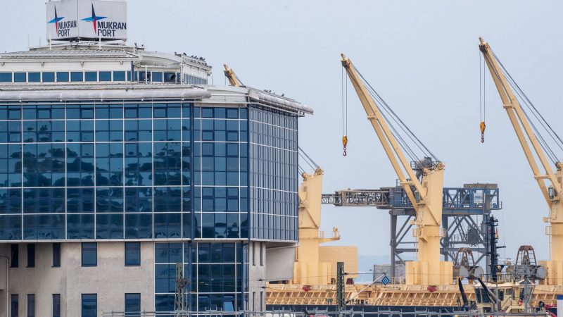 Blick auf den Hafen Mukran. Der Bundestag will den Hafen Mukran am Freitag in das LNG-Beschleunigungsgesetz aufnehmen.