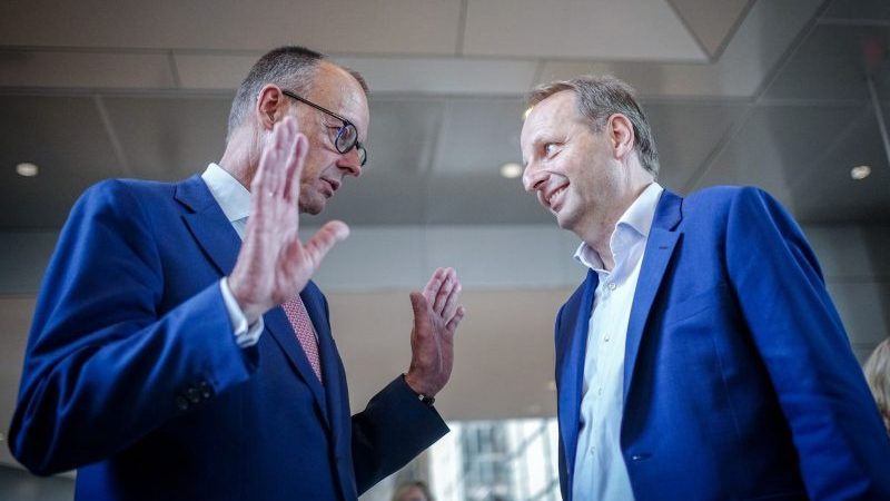 CDU-Chef Friedrich Merz gratuliert seinem Parteikollegen Thomas Heilmann. Der Bundestagsabgeordnete hatte den Antrag auf eine einstweilige Anordnung gestellt.