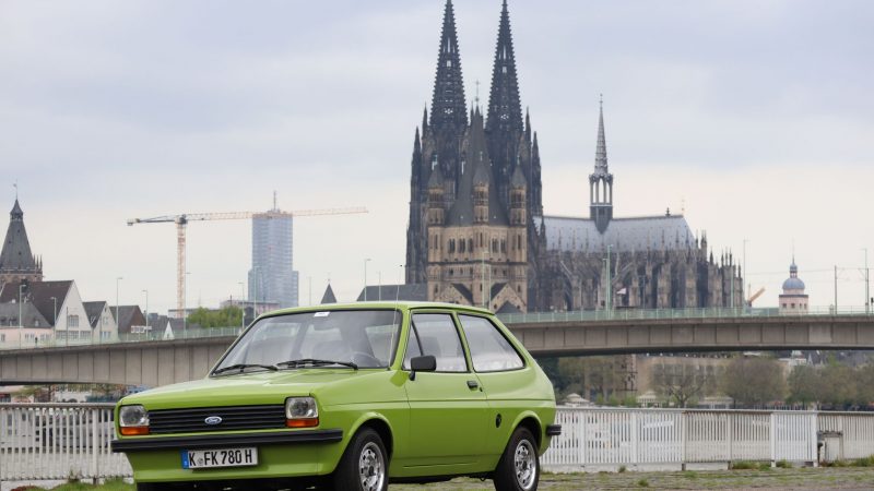 Fast ein Wahrzeichen wie der Dom: Der Ford Fiesta zeigt sich vor beeindruckender Kölner Stadtkulisse.