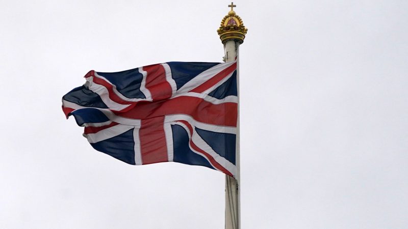 Die britische Flagge weht über dem Buckingham Palace.