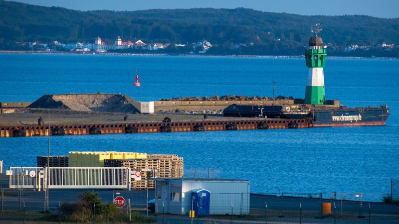 Blick auf die Mole des Hafen Mukran auf Rügen: Er soll ein LNG-Standort werden.