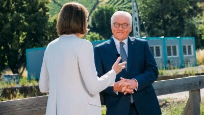 Bundespräsident Frank-Walter Steinmeier steht beim Sommerinterview von «Berlin direkt» mit der ZDF-Chefredakteurin Bettina Schausten zusammen.