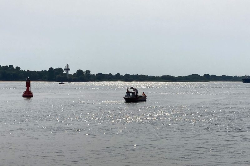 Einsatzkräfte suchen in der Elbe Nähe Falkensteiner Ufer nach einem vermissten Jugendlichen.
