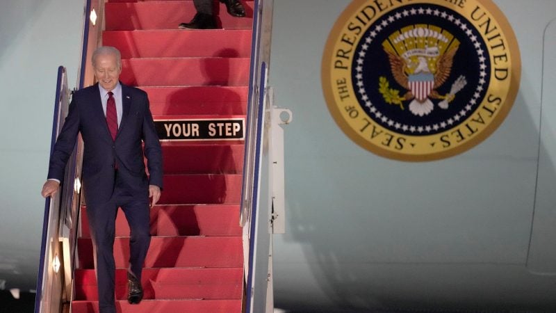 US-Präsident Joe Biden kurz nach seiner Landung auf dem Flughafen Stansted in London.
