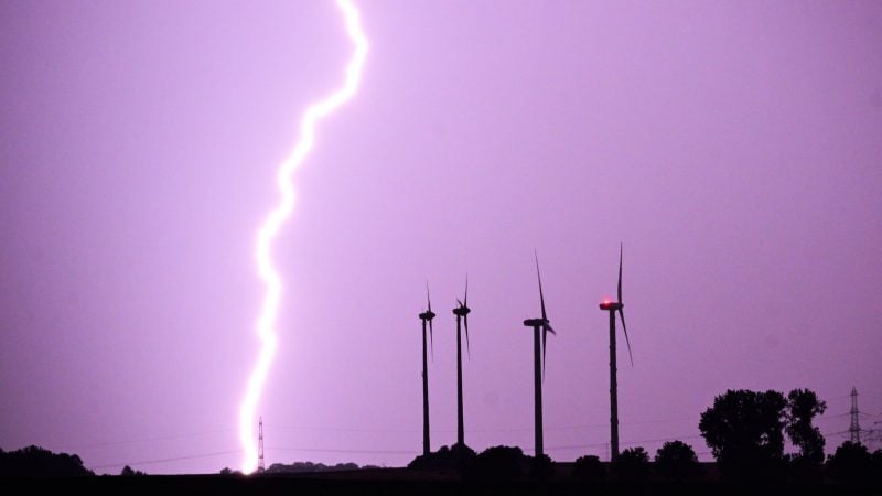Ein Blitz entlädt sich bei einem Gewitter in der Region Hannover.