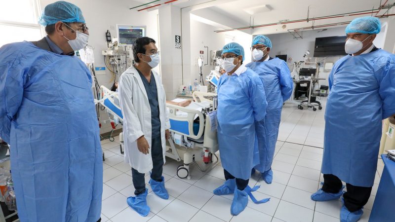 Perus Gesundheitsminister César Vásquez (M) besucht das Nationale Institut für Neurologische Wissenschaften in Lima, in dem derzeit zwei Patienten mit Guillain-Barré-Syndrom behandelt werden.