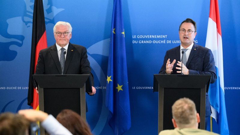 Bundespräsident Frank-Walter Steinmeier (l.) und der luxemburgische Premier Xavier Bettel während einer gemeinsamen Pressekonferenz.