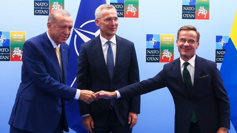 Recep Tayyip Erdogan (l.) und der schwedische Premier Ulf Kristersson (r.) reichen sich im Beisein von Nato-Chef Jens Stoltenberg die Hände.