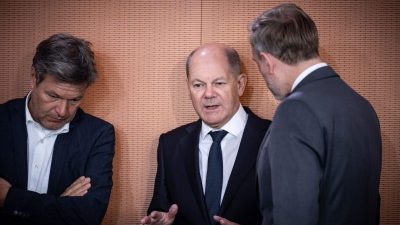 Bundeskanzler Olaf Scholz, Finanzminister Christian Lindner und Wirtschaftsminister Robert Habeck bei einer Kabinettssitzung im Kanzleramt.