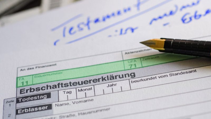 Formular für die Erbschaftsteuererklärung. Viele Familienunternehmen fürchten bei einer Übergabe der Firma an die nächste Generation eine starke Belastungen durch die Erbschaftsteuer.