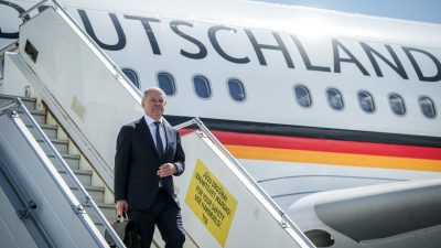 Bundeskanzler Olaf Scholz (SPD) kommt auf dem internationalen Flughafen von Vilnius an. Er nimmt am Nato-Gipfel teil.