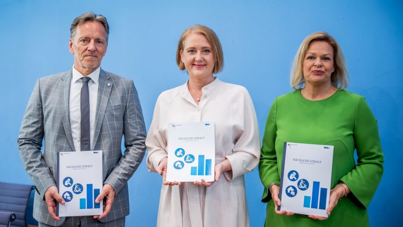 Bundesinnenministerin Nancy Faeser (r), Familienministerin Lisa Paus und BKA-Präsident Holger Münch bei der Vorstellung des Lagebildes zum Thema Häusliche Gewalt.