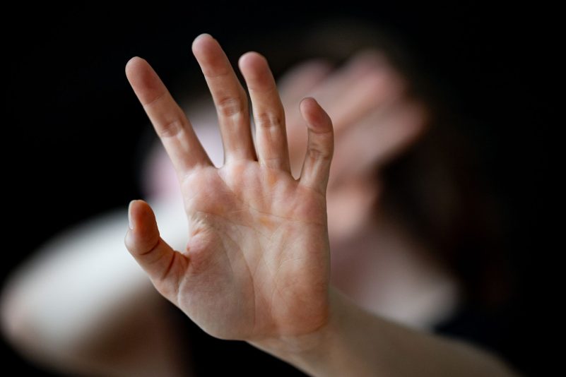 Immer mehr Männer müssen ausziehen oder Abstand halten, weil sie ihrer Partnerin Gewalt angetan oder angedroht haben.