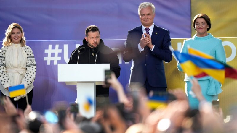 Der ukrainische Präsident Wolodymyr Selenskyj spricht bei einer Veranstaltung am Rande des Nato-Gipfels in Vilnius.