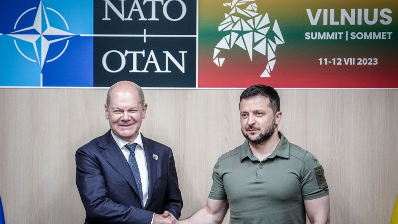 Bundeskanzler Olaf Scholz (SPD) und der ukrainische Präsident Wolodymyr Selenskyj am Rande des Nato-Gipfels.