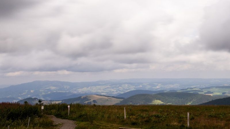 Wolken ziehen nahe des Feldbergs über den Schwarzwald hinweg. Am Vorabend waren von Westen kommend schwere Gewitter über Baden-Württemberg gezogen (Aufnahme mit Langzeitbelichtung).
