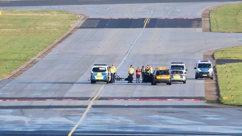 Eine Gruppe von Klimaaktivisten ist bei einer Aktion auf das Rollfeld des Hamburger Flughafens gelangt und hat sich an zwei Orten festgeklebt.