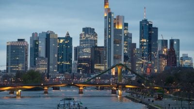 Die Bankenskyline in Frankfurt am Main: Im Auftrag der Bafin wurden 100 Testkäufe von Finanzprodukten in 16 Banken und Sparkassen durchgeführt.