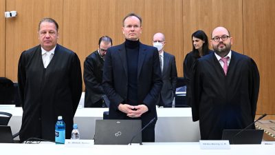 Der frühere Wirecard-Vorstandschef Markus Braun (M.) zwischen seinen Anwälten Alfred Dierlamm (l,) und Nico Werning.