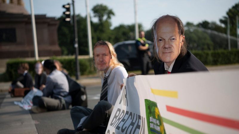 Klimaaktivisten der Gruppe Letzte Generation haben an mehreren Stellen in Berlin den Verkehr blockiert - und sich zwecks erhöhter Aufmerksamkeit als Politiker maskiert.