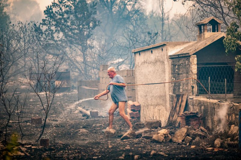 Auch vor Grebastica in Kroatien machen die Flammen nicht Halt: Nur schwer aufzuhalten zwingen sie Anwohner wie diesen Mann selbst Hand anzulegen im Kampf gegen die durch sie ausgelöste Zerstörung.