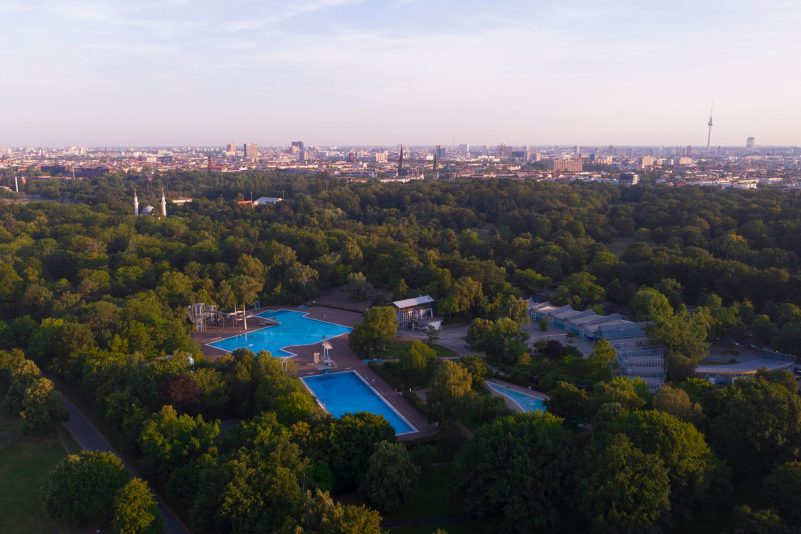 Blick auf das Columbia Bad in Neukölln. Es bleibt bis Montag geschlossen. (Drohnenaufnahme)