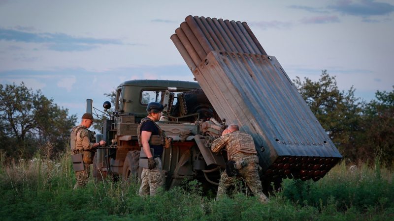 Ukrainische Soldaten bereiten einen Mehrfachraketenwerfer vor, um Raketen auf die russischen Stellungen an der Frontlinie in der Nähe von Bachmut abzufeuern.