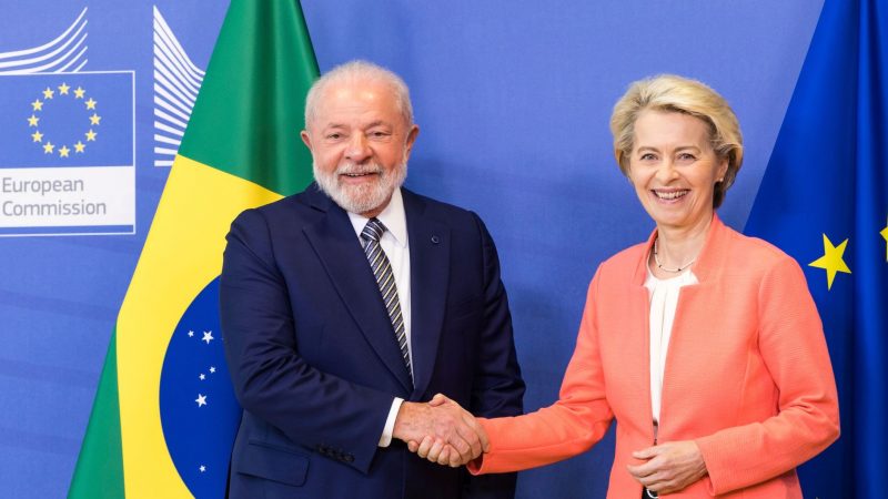 EU-Kommissionspräsidentin Ursula von der Leyen begrüßt den brasilianischen Präsidenten Luiz Inácio Lula da Silva in Brüssel.
