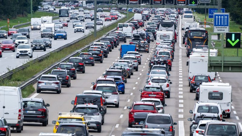Der Verkehrssektor hat 2023 erneut die im Klimaschutzgesetz festgelegten Jahresemissionshöchstmengen überschritten.