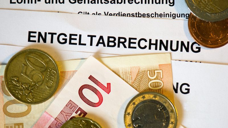 Menschen in Ostdeutschland verdienen im Jahr rund 13.000 Euro weniger als Westdeutsche.