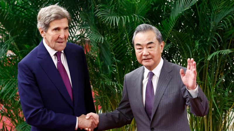 John Kerry (l) wird in Peking von Spitzendiplomat Wang Yi empfangen.