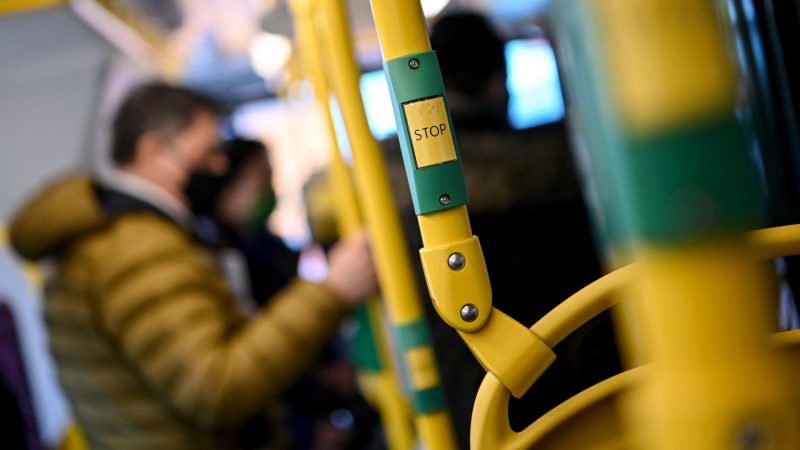 Fahrgäste fahren im Bus der Berliner Verkehrsbetriebe. (Archivbild)