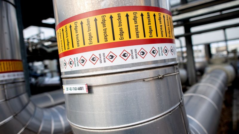Rohre mit der Aufschrift «Erdgas trocken» verlaufen an einer technischen Anlage zur Verdichtung von Erdgas auf dem Gelände des Erdgasspeichers Rehden der astora GmbH.